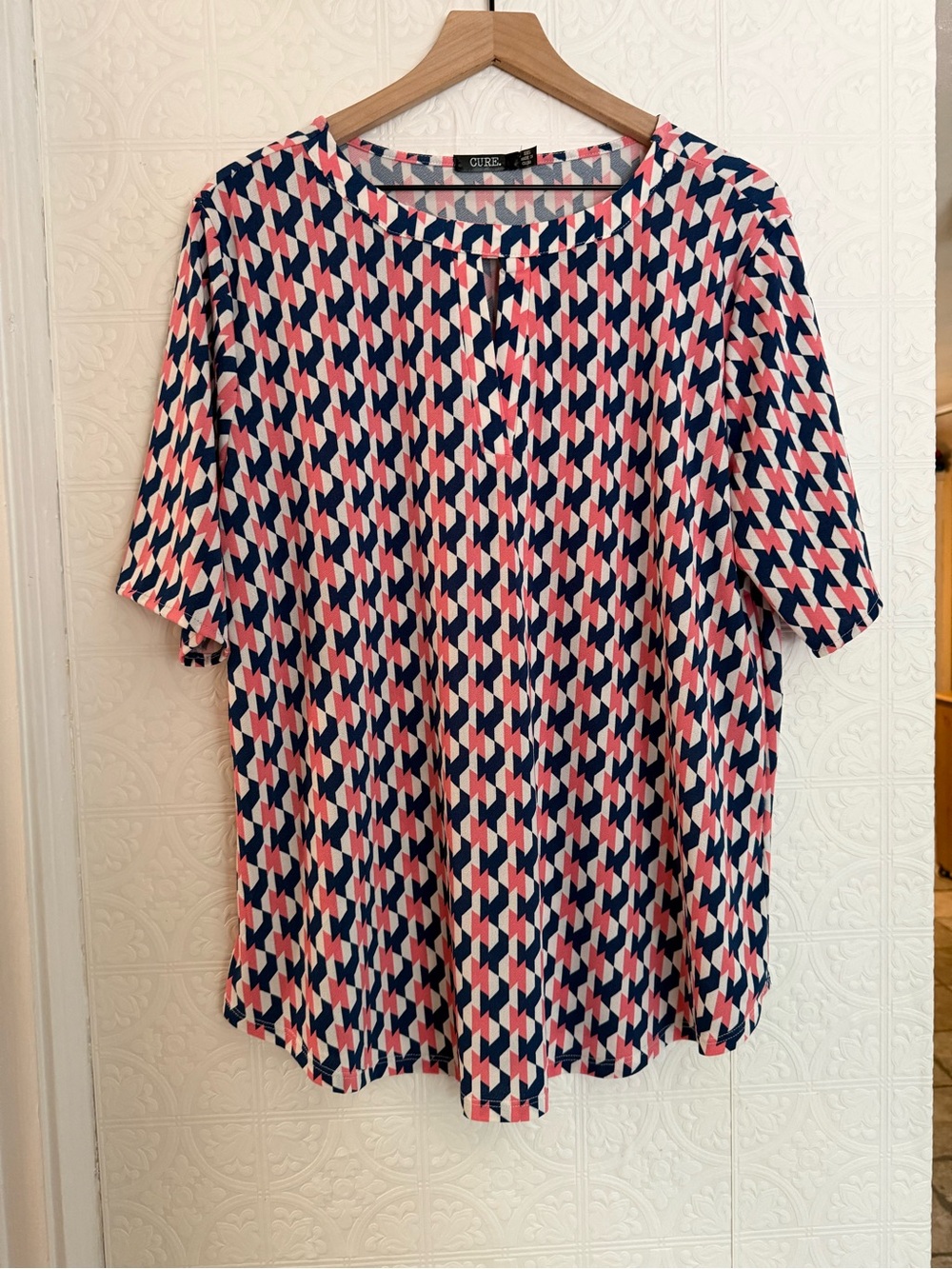 Curiz Short-Sleeve Geometric Print Blouse in Navy and Pink